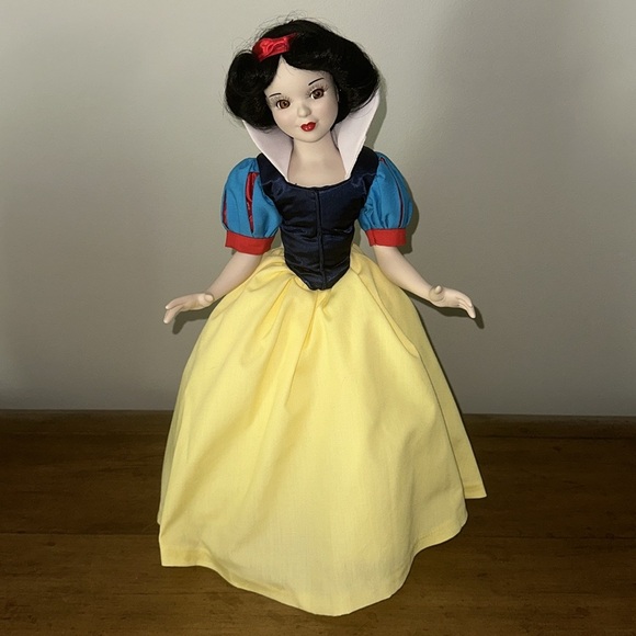 Walt Disney’s Snow White Limited Edition Porcelain Doll - Picture 1 of 7